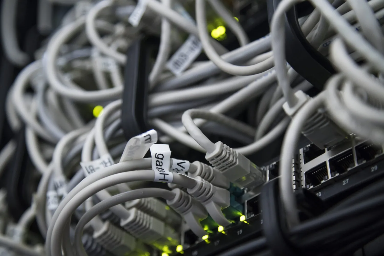 ネットワーク機器に接続されたLANケーブル
